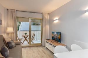 Et tv og/eller underholdning på LETS HOLIDAYS Pool apartment near beach 5