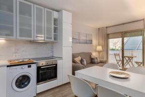 Køkken eller tekøkken på LETS HOLIDAYS Pool apartment near beach 5