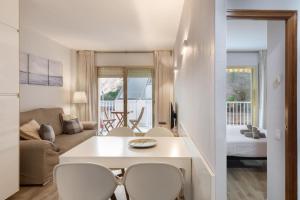 Et opholdsområde på LETS HOLIDAYS Pool apartment near beach 5