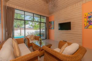 TV a/nebo společenská místnost v ubytování Dhevan Dara Resort & Spa Hua Hin - Pool Villa