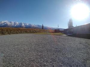 an empty parking lot with mountains in the background at Penny's Drop Inn in Cromwell