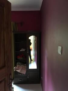 アルーシャにあるArusha Holiday Safariの鏡の前に立つ者 +112枚の写真