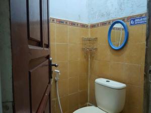 Kamar mandi di OYO 90529 Hotel Baruga Makassar
