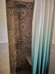 een douche met een douchegordijn in de badkamer bij Gallipoli lato sud, TRULLO ANTICA DIMORA in Torre Suda