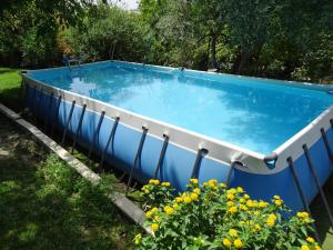 Bazén v ubytování 3 bedrooms house with private pool and enclosed garden at Ossi nebo v jeho okolí