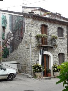 un edificio con una pintura a un lado. en B&B Corso Italo Balbo en Satriano di Lucania