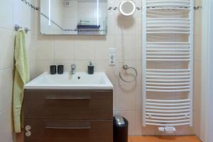 ein Badezimmer mit Waschbecken und Dusche in der Unterkunft Ferienwohnung Ambiente in Norddeich