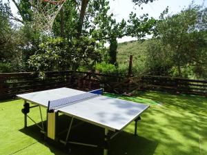 Namizni tenis v nastanitvi 3 bedrooms house with private pool and enclosed garden at Ossi oz. v okolici