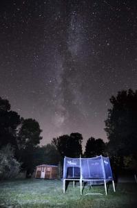 a blue tent in a field under a night sky at Ranč Nová Zem in Blatná Polianka