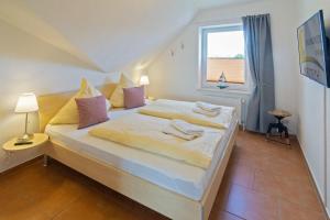 Una cama o camas en una habitación de Fewo-Sonnenplatz-30-Norddeich