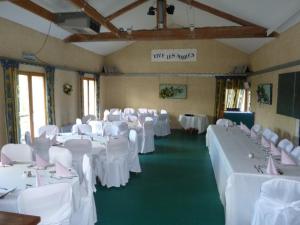 een kamer met witte tafels en witte stoelen bij Gites du Cheron in Brignais