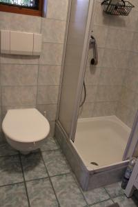 Kylpyhuone majoituspaikassa Alamari