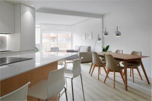 a kitchen and dining room with a wooden table and chairs at Apartamento Isaga Lecera in Zarautz