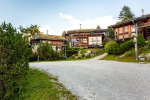 dom z żwirową drogą przed nim w obiekcie Chalet Sternwarte w mieście Hohentauern