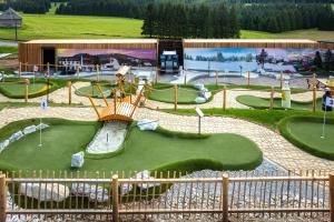 pole golfowe z placem zabaw ze zjeżdżalnią w obiekcie Chalet Sternwarte w mieście Hohentauern