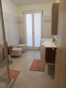 a bathroom with a toilet and a tub and a sink at Appartamento La Terrazza in Riva del Garda