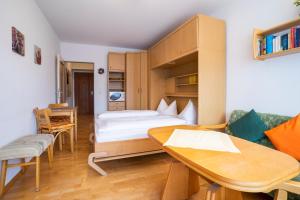 a bedroom with a bed and a table and chairs at Ferienwohnung M. Simbeck in Oberstdorf