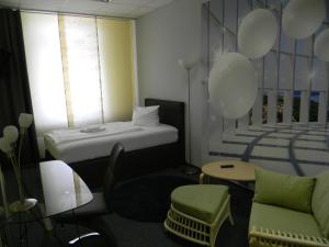 Zimmer mit einem Bett, einem Stuhl und einem Tisch in der Unterkunft Rothenberger in Chemnitz