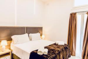 um quarto com uma cama com duas toalhas em The Mike Hotel by CX Collection em Cospicua