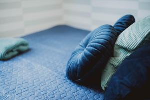 a close up of a blue blanket on a bed at Staromiejskie Premium in Zamość