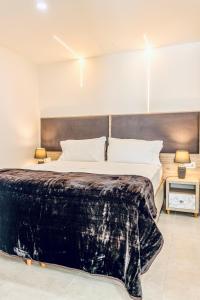 um quarto com uma cama grande e 2 candeeiros em The Mike Hotel by CX Collection em Cospicua