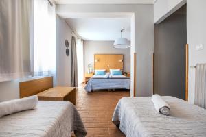 Katil atau katil-katil dalam bilik di Myrto Hotel