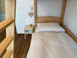 Postel nebo postele na pokoji v ubytování Alpine Chalet Aurora Dolomites