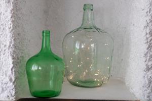 ロンダにあるCasa Rural La Pedraの棚に座った緑のガラス瓶2本