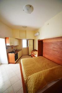 a bedroom with a bed and a kitchen at Il Fascino del Borgo 2 in Castellabate