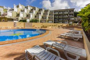 un resort con piscina e sedie a sdraio di Ocean view apartment in Orlando ad Adeje