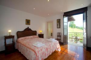 a bedroom with a bed with two towels on it at Villa Victoria in Vallobal