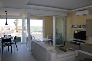 TV in/ali zabaviščno središče v nastanitvi Wileg 4A Luxury Studio Apartment with Shared Swimming Pool.