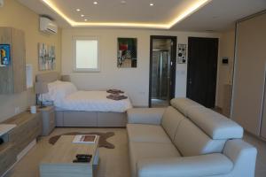 Predel za sedenje v nastanitvi Wileg 4A Luxury Studio Apartment with Shared Swimming Pool.