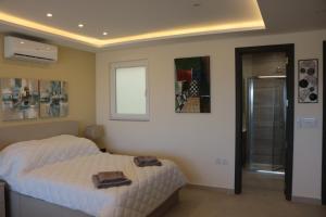 Postelja oz. postelje v sobi nastanitve Wileg 4A Luxury Studio Apartment with Shared Swimming Pool.