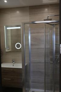 Kopalnica v nastanitvi Wileg 4A Luxury Studio Apartment with Shared Swimming Pool.
