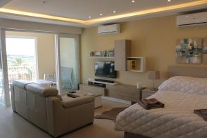 TV in/ali zabaviščno središče v nastanitvi Wileg 4A Luxury Studio Apartment with Shared Swimming Pool.