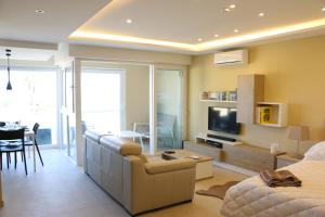 TV in/ali zabaviščno središče v nastanitvi Wileg 4A Luxury Studio Apartment with Shared Swimming Pool.