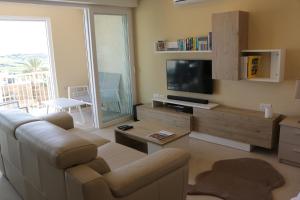 TV in/ali zabaviščno središče v nastanitvi Wileg 4A Luxury Studio Apartment with Shared Swimming Pool.