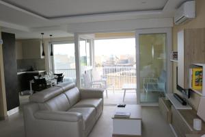 Kuhinja oz. manjša kuhinja v nastanitvi Wileg 4A Luxury Studio Apartment with Shared Swimming Pool.