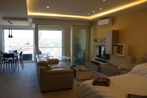 Predel za sedenje v nastanitvi Wileg 4A Luxury Studio Apartment with Shared Swimming Pool.