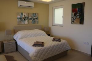 Postelja oz. postelje v sobi nastanitve Wileg 4A Luxury Studio Apartment with Shared Swimming Pool.