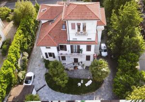 eine Luftansicht eines weißen Hauses mit rotem Dach in der Unterkunft BB Villa Adriana Varese in Varese