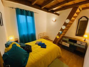 Tempat tidur dalam kamar di Maison LGBT des Monts Bleus