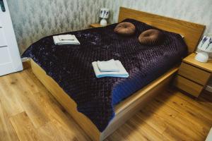 una camera da letto con un letto e due asciugamani di Młyńska 6H a Zamość