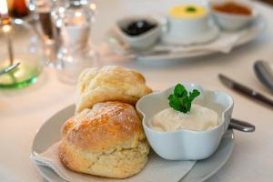 un piatto con due biscotti e una ciotola di salsa di Van der Stel Manor a Stellenbosch