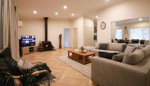 Телевізор і / або розважальний центр в The Birch House - Silver Birches Luxury Accommodation Bright