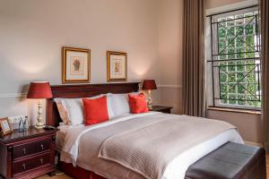 Van der Stel Manor客房内的一张或多张床位