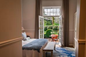 Van der Stel Manor客房内的一张或多张床位