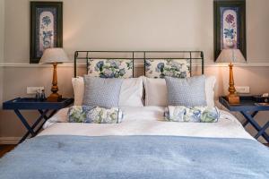 Van der Stel Manor客房内的一张或多张床位