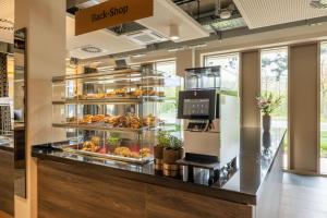 MASEVEN München Messe Trudering的厨房或小厨房